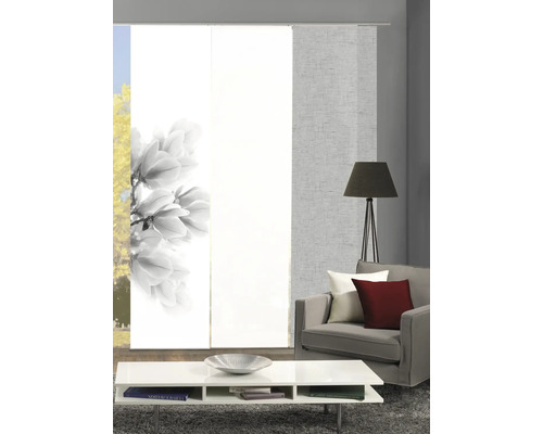 Woonkamer met schuifpanelen, salontafel en fauteuil