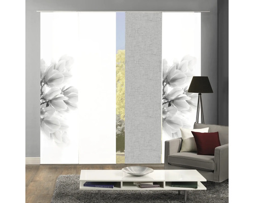 Schuifgordijnen met bloemmotief in een woonkamer