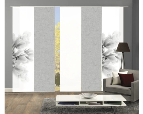 Schuifgordijnen in de woonkamer met bloemenmotief