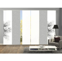 Kamer met schuifgordijnen, sommige met bloemmotief, voor raamdecoratie