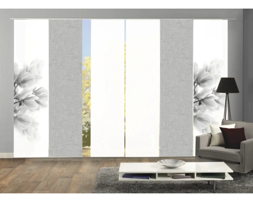 Kamer met schuifgordijnen, sommige met bloemmotief, voor raamdecoratie