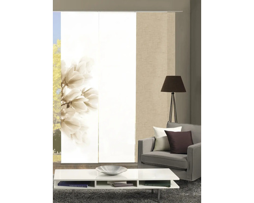 Woonkamer met schuifgordijnen, bank, tafel en staande lamp voor een gezellige sfeer.