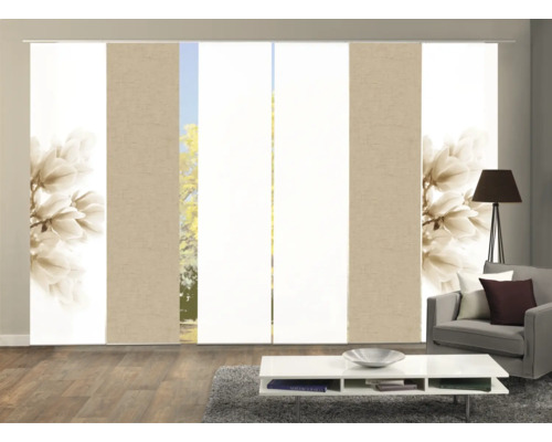 Schuifgordijnen met bloemmotief in een woonkamer