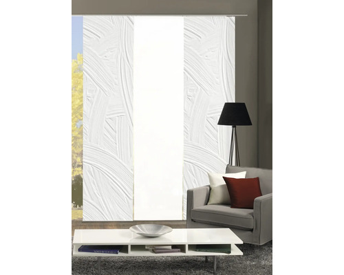 Woonkamer met schuifgordijn en meubels