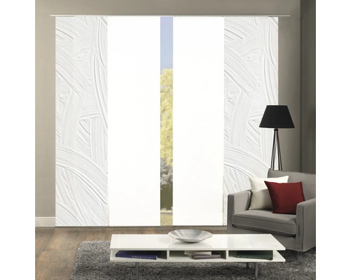 Woonkamer met schuifgordijnen en moderne meubels voor een lichte en vriendelijke sfeer