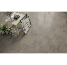 Gevloerde vloer met moderne steenlook en decoratie op een klein tafeltje.