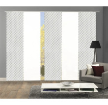 Woonkamer met schuifgordijnen en geometrisch patroon