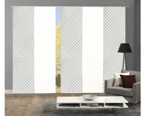 Woonkamer met schuifgordijnen en geometrisch patroon