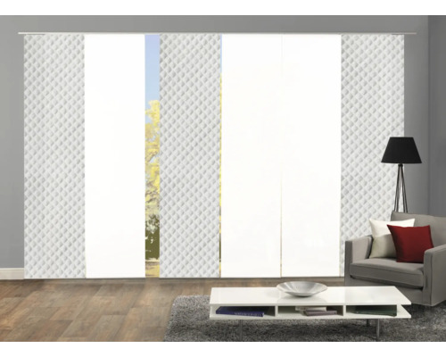 Woonkamer met schuifgordijnen met ruitpatroon
