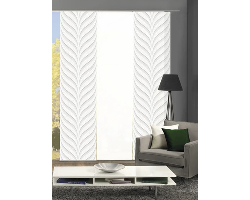 Woonkamer met schuifgordijnen met bladmotief, fauteuil en tafel