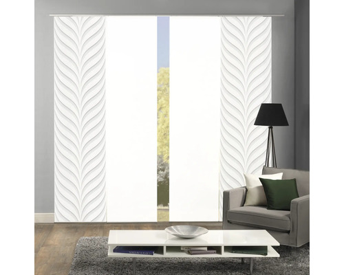 Decoratief paneelgordijn met bladmotief in de woonkamer.