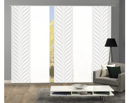 Woonkamer met schuifgordijnen met bladdessin