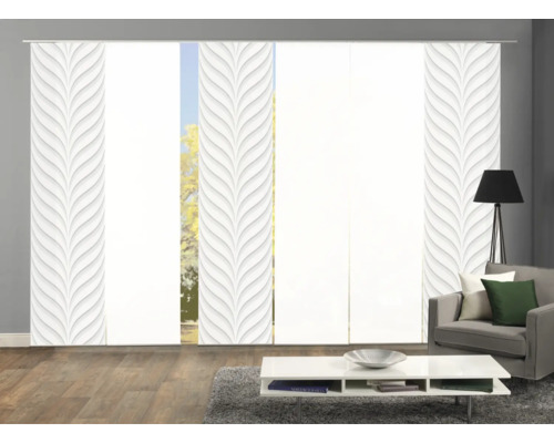 Woonkamer met schuifgordijnen met bladmotief voor raamdecoratie