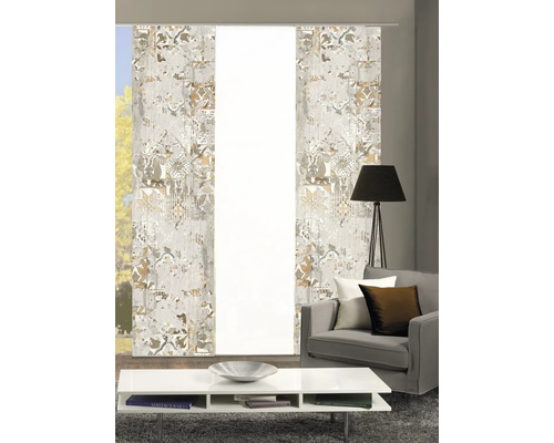 Woonkamer met schuifgordijnen met patroon