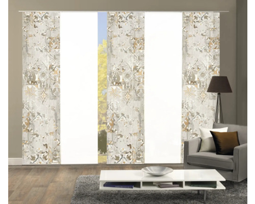 Woonkamer met schuifgordijnen met patroon