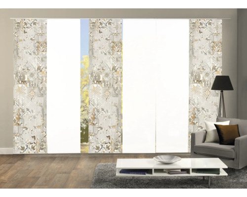 Woonkamer met schuifgordijnen en bloemmotief