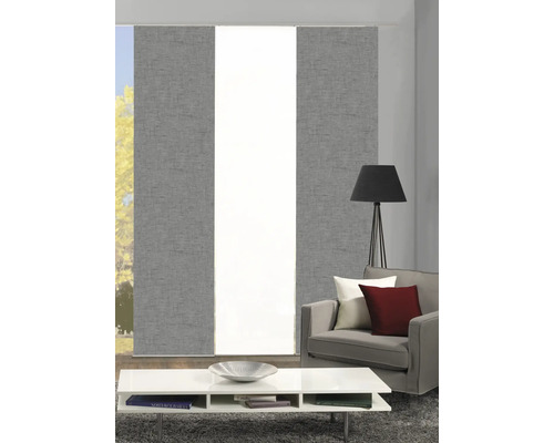 Woonkamer met schuifgordijnen, fauteuil, staande lamp en salontafel