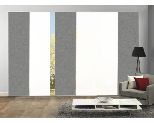 Woonkamer met schuifgordijnen voor de ramen