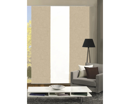 Woonkamer met schuifgordijnen, bank, vloerlamp en salontafel