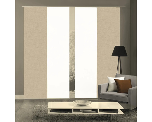 Woonkamer met paneelgordijnen, lamp, fauteuil en tafel