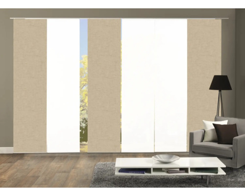 Woonkamer met schuifgordijnen voor raamdecoratie