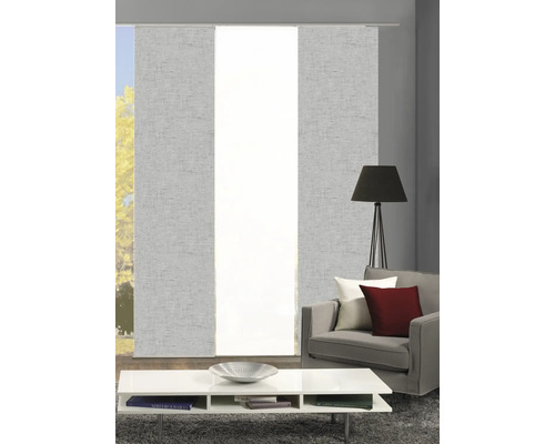 Woonkamer met schuifgordijnen en bank