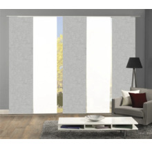 Woonkamer met schuifgordijnen ter decoratie van het raam