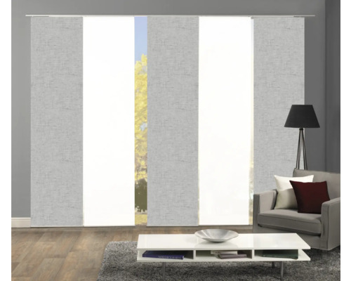 Woonkamer met schuifgordijnen ter decoratie van het raam