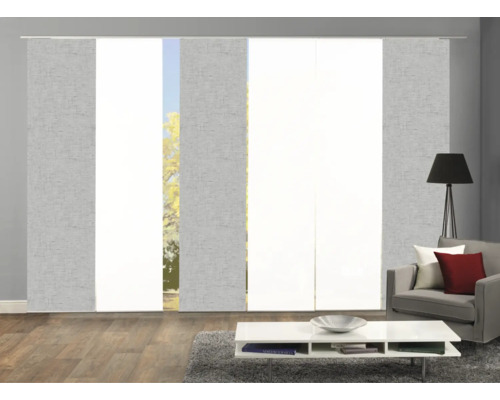 Woonkamer met schuifgordijnen voor raamdecoratie