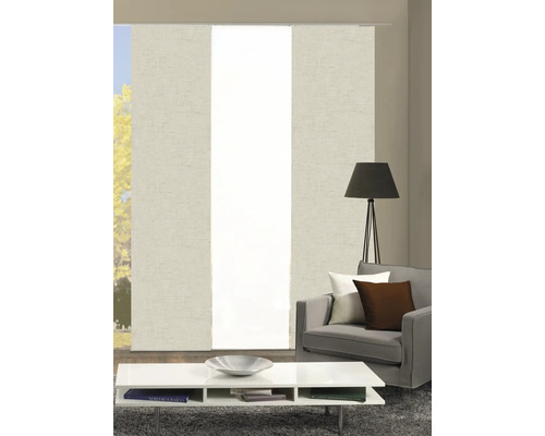 Woonkamer met schuifgordijn, fauteuil, staande lamp en salontafel