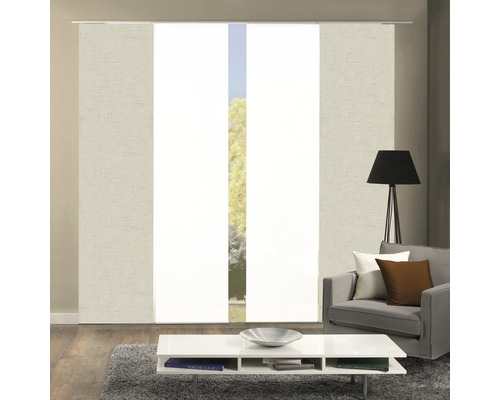 Woonkamer met schuifgordijnen voor het raam