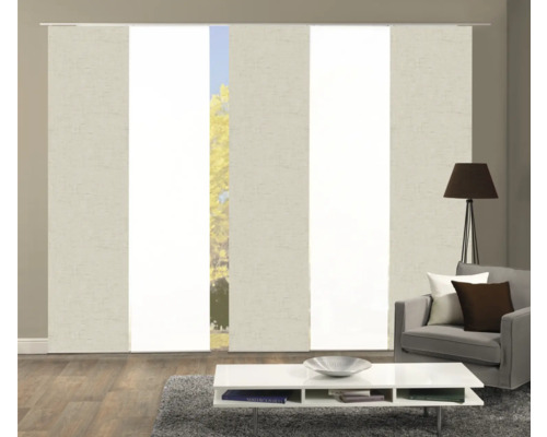 Woonkamer met schuifgordijnen voor raamdecoratie