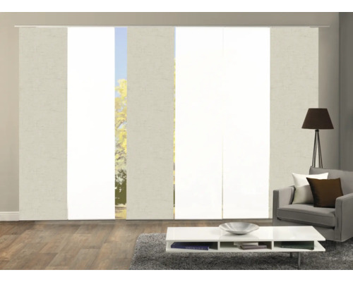 Woonkamer met schuifgordijnen ter decoratie van het raam