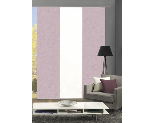 Woonkamer met paneelgordijnen, bank en tafel.