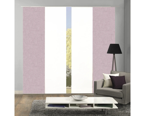 Woonkamer met schuifgordijnen en inrichting