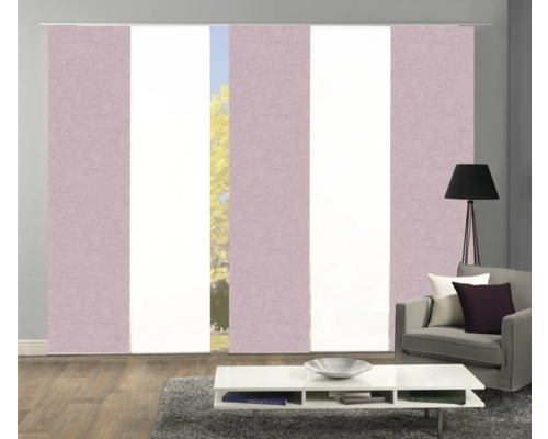 Schuifgordijnen in de woonkamer met bank en tafel