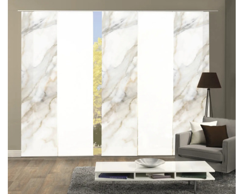 Woonkamer met schuifgordijnen met marmerpatroon