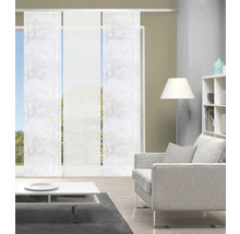 Woonkamer met schuifgordijnen met boomstructuur en effen patronen voor raamdecoratie