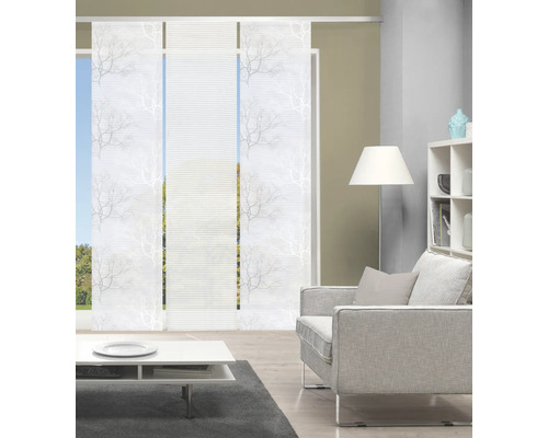 Woonkamer met schuifgordijnen met boomstructuur en effen patronen voor raamdecoratie