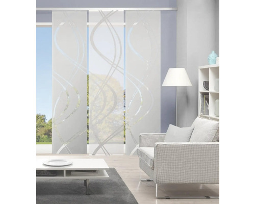 Woonkamer met schuifgordijn met golfpatroon voor het raam.