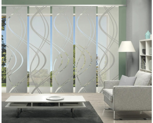 Woonkamer met schuifgordijnen met golfpatroon voor een raam