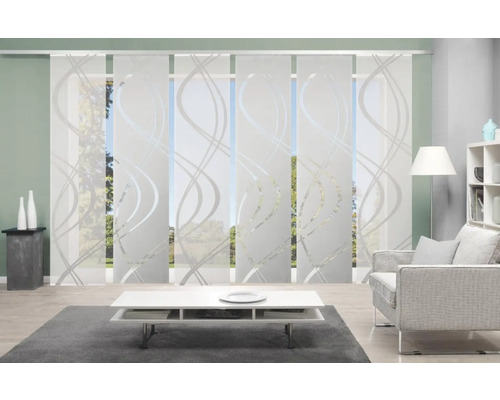 Woonkamer met schuifgordijnen met golfpatroon voor raamdecoratie