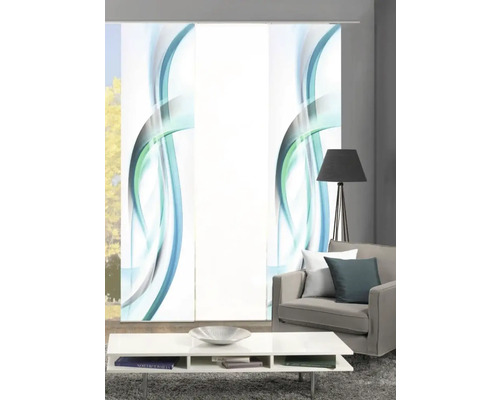 Woonkamer met schuifgordijnen met golfpatroon, bank en tafel