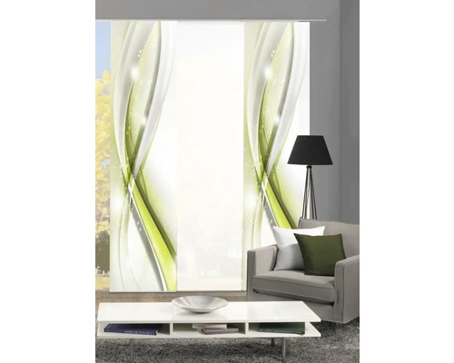 Woonkamer met schuifgordijnen, bank, vloerlamp en tafel