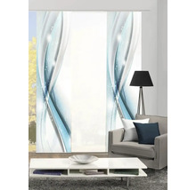 Woonkamer met schuifgordijnen met abstract design, lamp, fauteuil en tafel