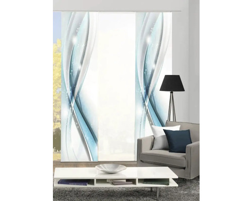 Woonkamer met schuifgordijnen met abstract design, lamp, fauteuil en tafel