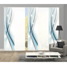 Decoratieve schuifgordijnen met abstract patroon in de woonkamer.