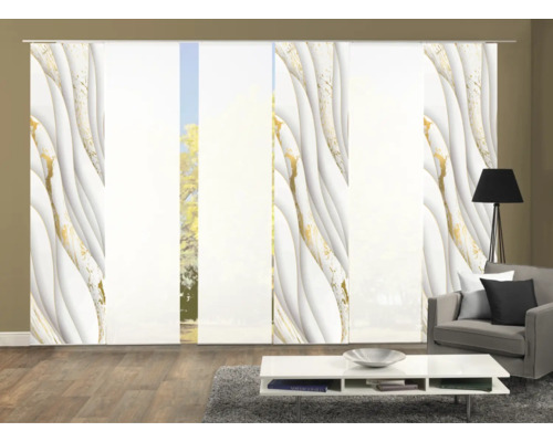 Woonkamer met schuifgordijnen met abstract patroon