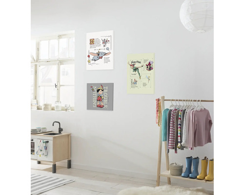 Lichte kinderkamer met wanddecoratie met Dumbo, Peter Pan en Pinocchio thema''s.