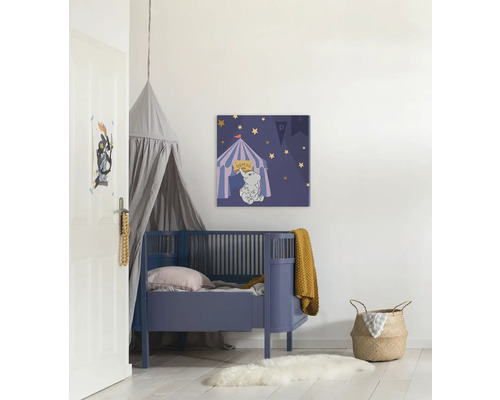 Kinderkamer met kinderbed, hemelbed en muurschildering